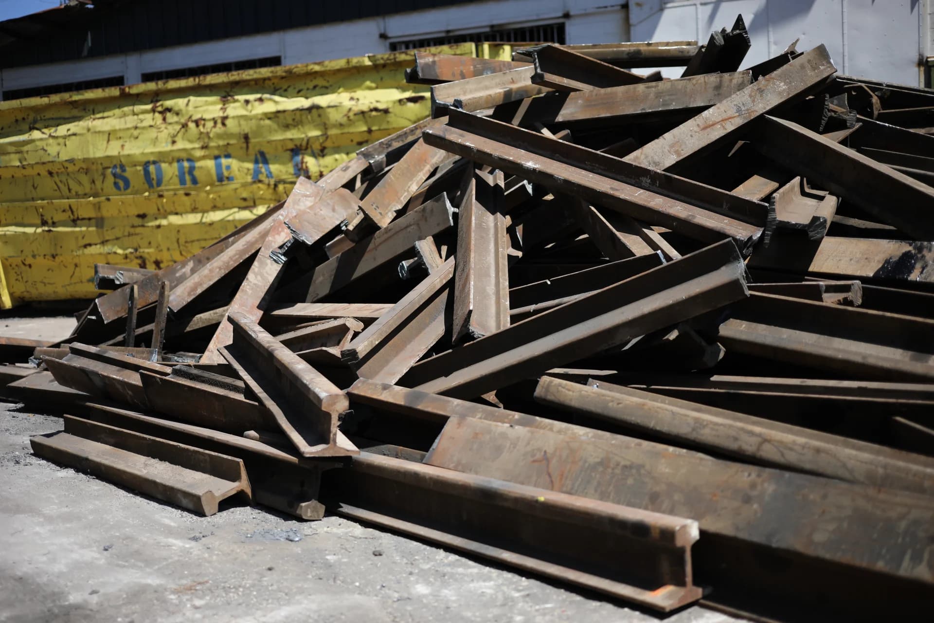 Poutrelles en acier — ferraille lourde prête au recyclage VALMETAUX